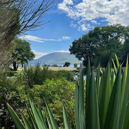 莱恩湖乡村客栈 酒店